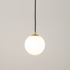 Minimalistyczna wisząca lampa Piano 33658 Sigma kula ball biała mosiądz