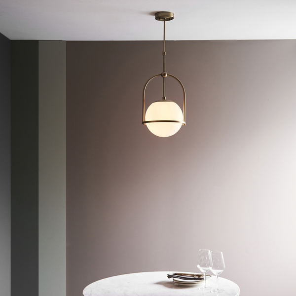 Zwisowa lampa art deco łuk L&-190844 Light& kula mosiądz