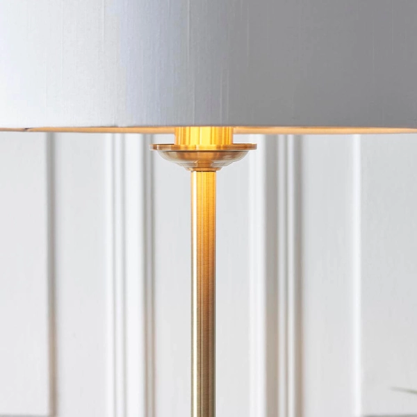 Tkaninowa lampa stojąca Highclere 112571 do salonu biała mosiądz