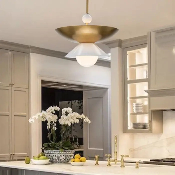 Wisząca lampa do salonu Saucer QN-SAUCER-4P-L-AB-OPAL kula mosiądz