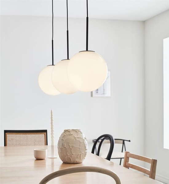 Szklana lampa wisząca Dione do przedpokoju biała czarna