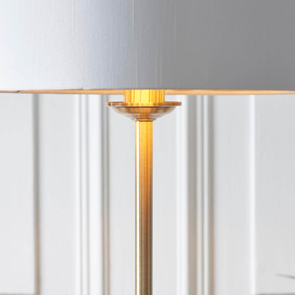 Tkaninowa lampa stojąca Highclere 112571 do salonu biała mosiądz
