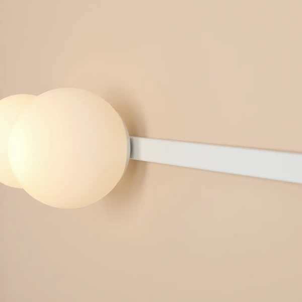 Kulista lampa ścienna GARDA 1099D podwójna do sypialni biała