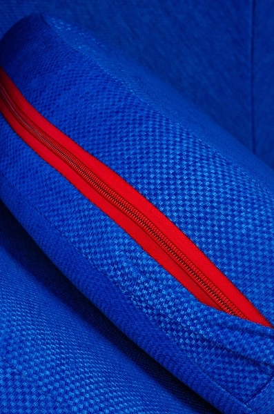 Salonowy fotel stojący Ball z niebieską poduszką biały