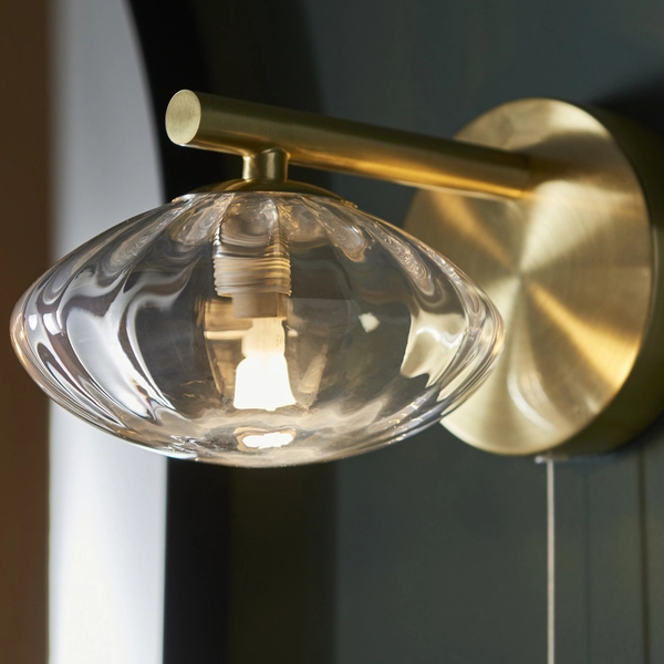 Lampa ścienna z włącznikiem L&-197182 Light& szklana IP44 mosiądz