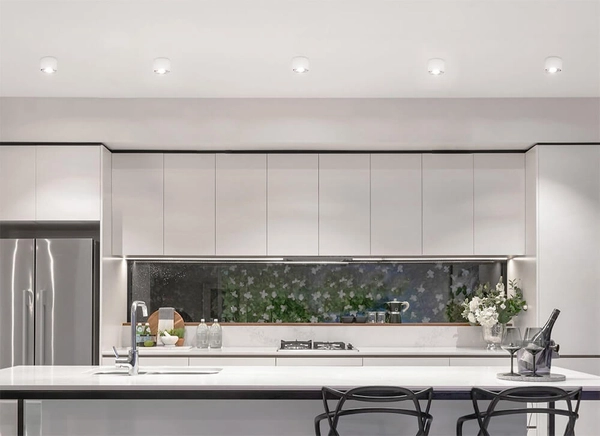 Minimalistyczny spot Horn K-5133 Kaja do kuchni metalowy biały