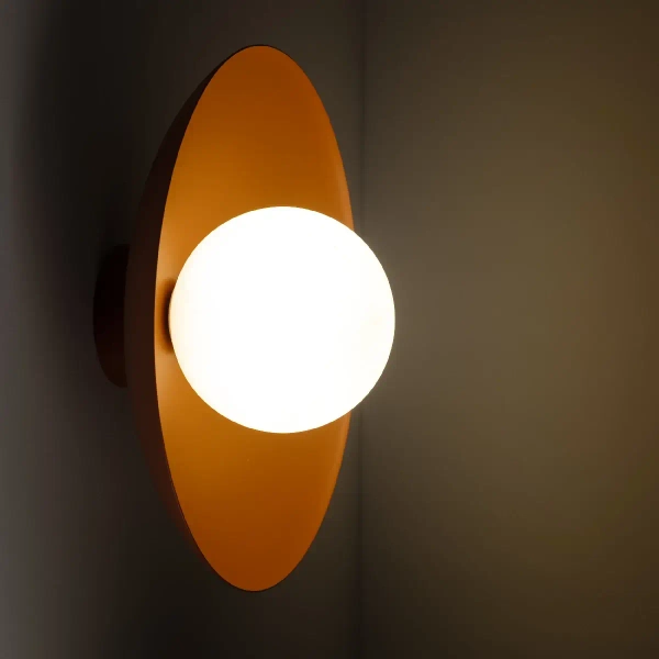 Ścienna lampa do salonu Slate 10937 mleczna kula metalowy ceglany