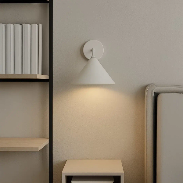 Minimalistyczna ścienna lampa Capital MLP2479 stożek biały