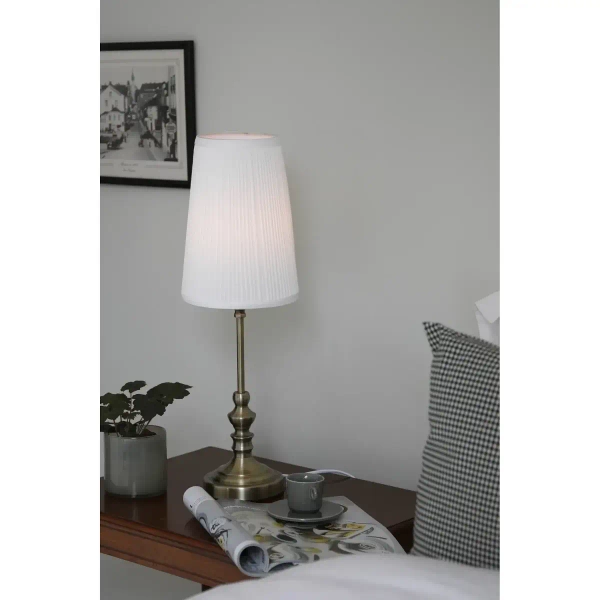 Klasyczna lampa stołowa Noble 108969 ryflowany klosz mosiądz ecru