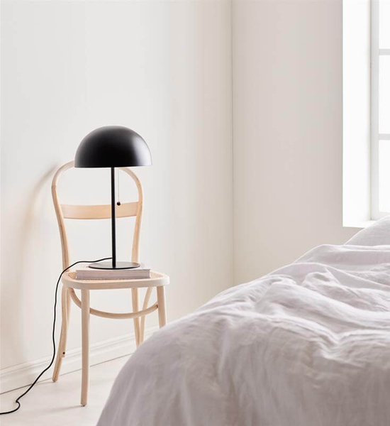 Czarna lampa stojąca Dome nowoczesna na szafkę nocną