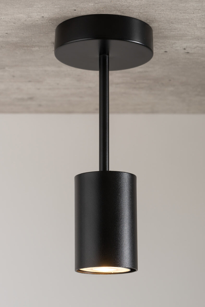 Minimalistyczna lampa sufitowa Luis czarna tuba do salonu