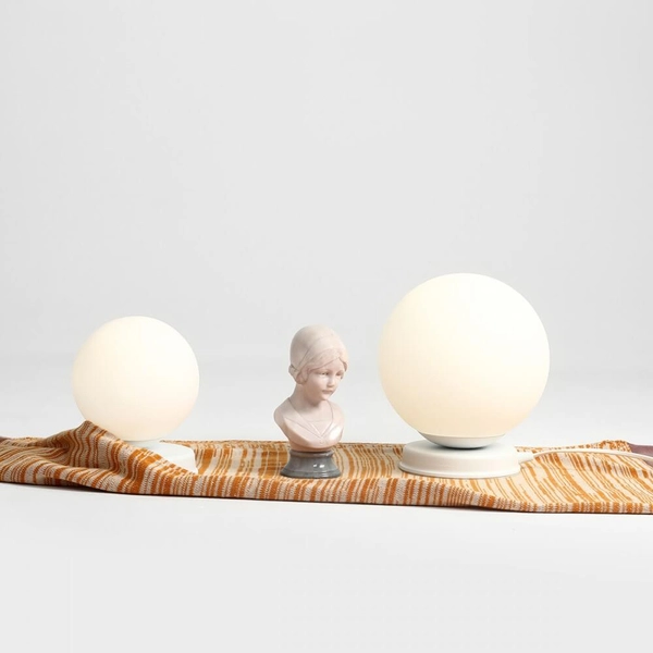 Nocna lampa sypialniana Ball 1076B_M na komodę kulista biała