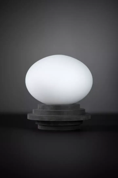 Gabinetowa lampa stojąca Amfi kulista na stół szara biała