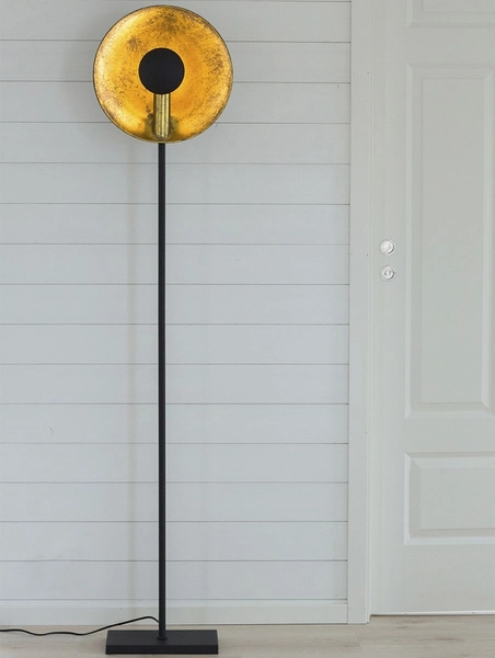 Regulowana lampa podłogowa Captain czarna kopuła do sypialni