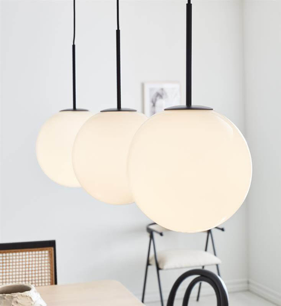 Szklana lampa wisząca Dione do przedpokoju biała czarna