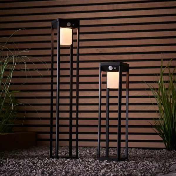 Solarna lampa stojąca do ogrodu Hallam 96930 metalowa IP44 czarna