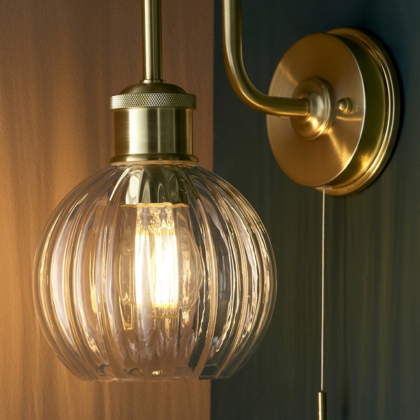 Lampa ścienna szklana kula L&-195507 Light& do czytania IP44 mosiądz