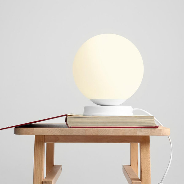 Nocna lampa sypialniana Ball 1076B_M na komodę kulista biała
