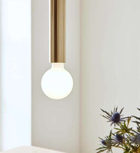 Salonowa lampa wisząca Sencillo metalowa tuba mosiądz