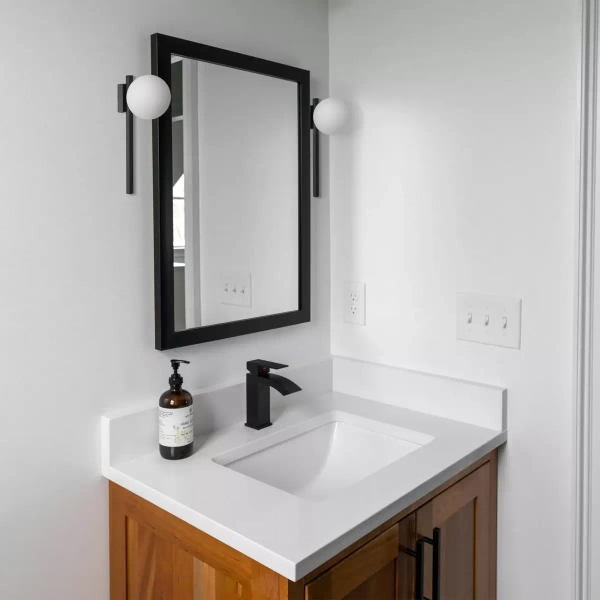 Ścienna lampa szklana Korfu K-5462 kulista metalowa biała czarna