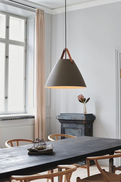 Zwisowa lampa do salonu Strap 84353009 Nordlux skandynawska brązowa