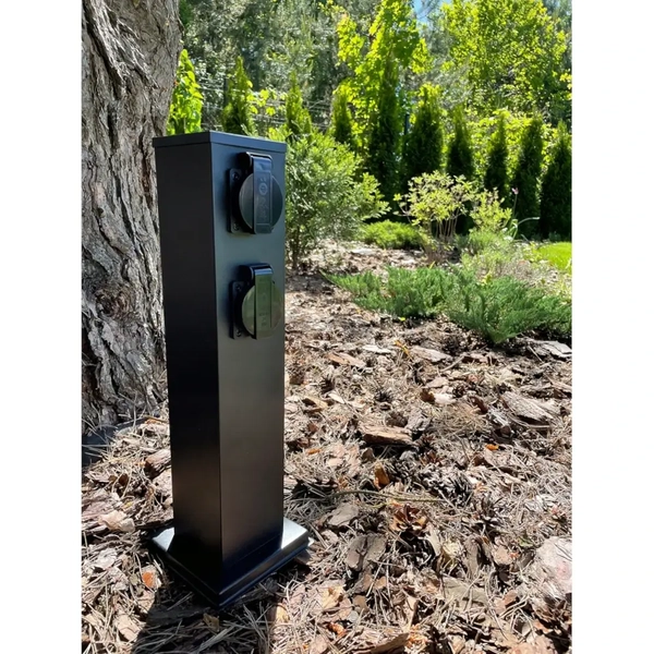 Metalowy słupek zewnętrzny Nesto 8318 SuperLED z gniazdkami IP44 czarny