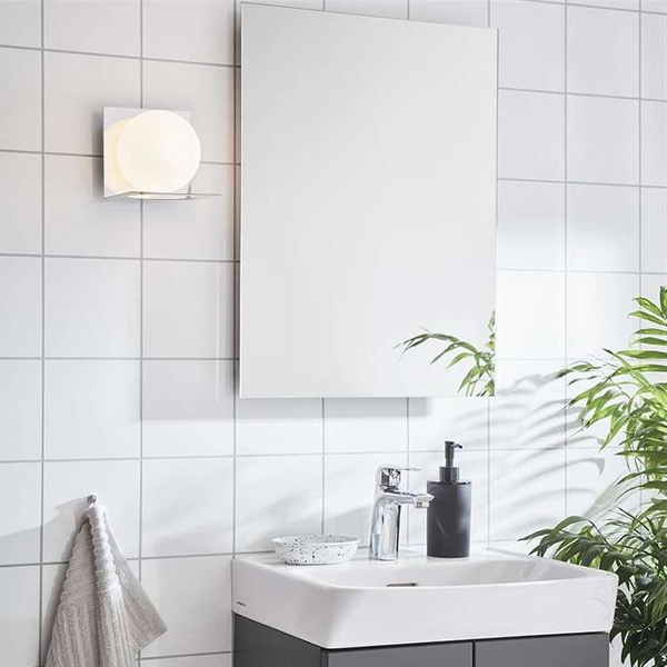 Kinkiet LAMPA ścienna ZENIT 107488 Markslojd metalowa OPRAWA łazienkowa szklana kula ball IP44 chrom biała