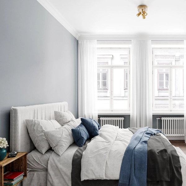 Złota lampa sufitowa Correct ruchome reflektorki nad łóżko