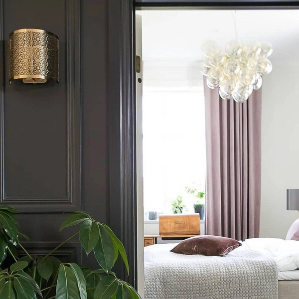 Ażurowy kinkiet do sypialni Hermine mosiężna lampa ścienna