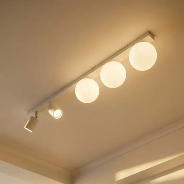 Sufitowa okrągła lampa biała ANDI ze szkła minimalistyczna tubki z regulacją do salonu K-5496