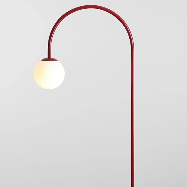 Zaokrąglona podłogowa lampa Una 1116A15 mleczna kula czerwony