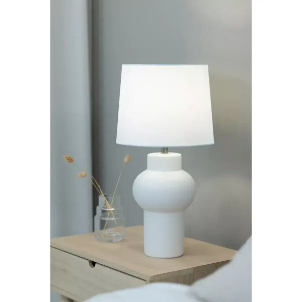 Biała lampa stojąca Shape do biura z abażurem na stół