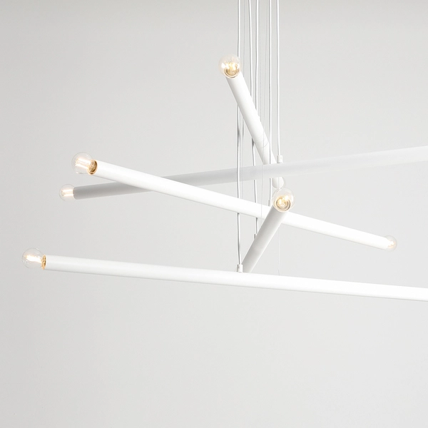 Biały żyrandol Tubo 1072M Aldex metalowe rurki 10-płomienne do jadalni