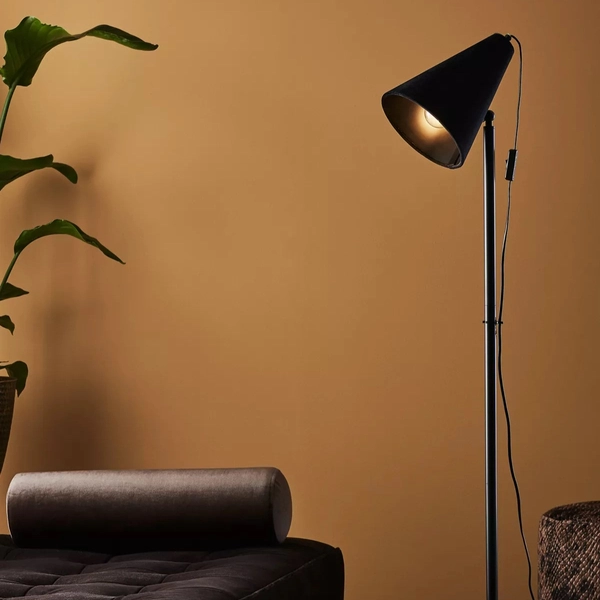 Podłogowa lampa skandynawska CILLA 107929 Markslojd na trójnogu czarna