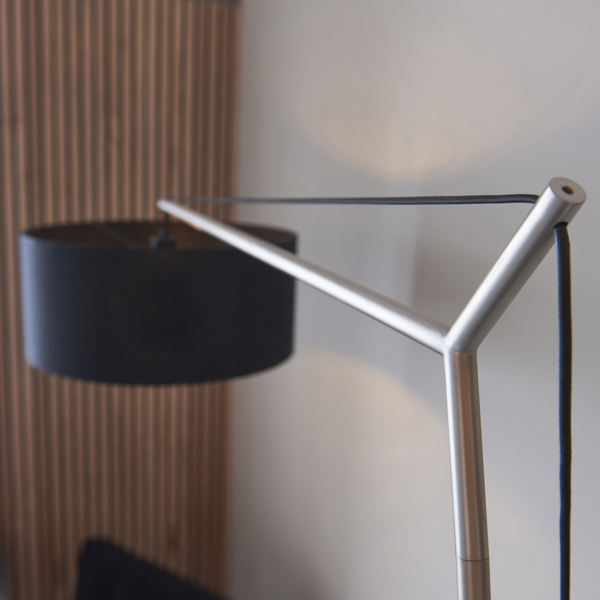 Stojąca lampa do salonu L&-192627 Light& abażurowa czarna nikiel