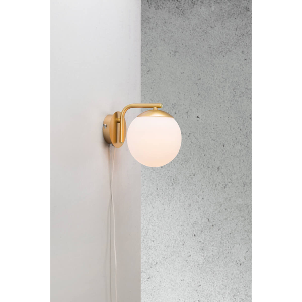Szklana lampa ścienna Grant 47091025 kula do salonu mosiądz
