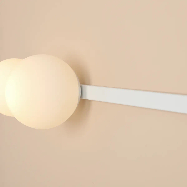 Kulista lampa ścienna GARDA 1099D podwójna do sypialni biała