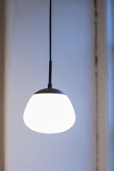 Lampa wisząca do salonu Rise 108547 Markslojd szklana biała czarna