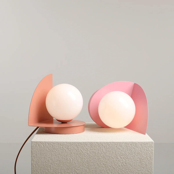 Kulista lampa nocna na szafkę Una 1125B11 Aldex szklana metalowa koralowa