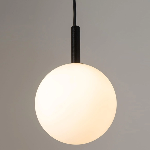 Czarna lampa wisząca Gama mleczna kula do jadalni nad stół