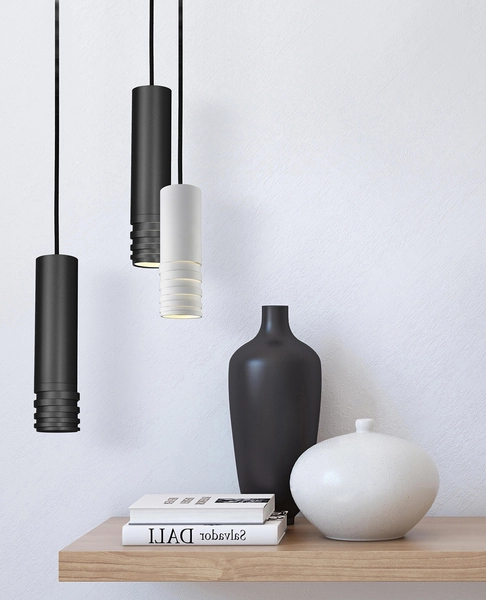 Loftowa lampa wisząca Locus nad kuchenną wyspę biała