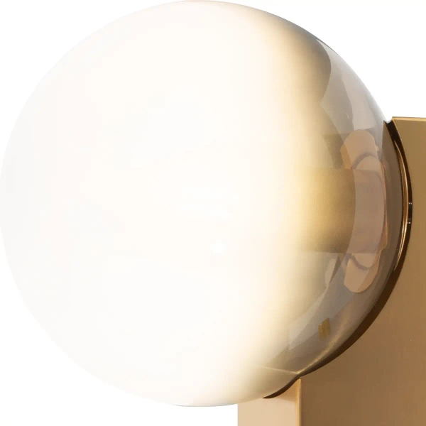 Szklany kinkiet do sypialni Nua WL31832/1L kula z włącznikiem złoty