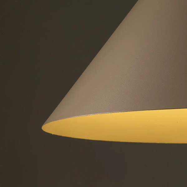 Wisząca na kablu lampa Cono 10622 do jadalni stożek beżowy