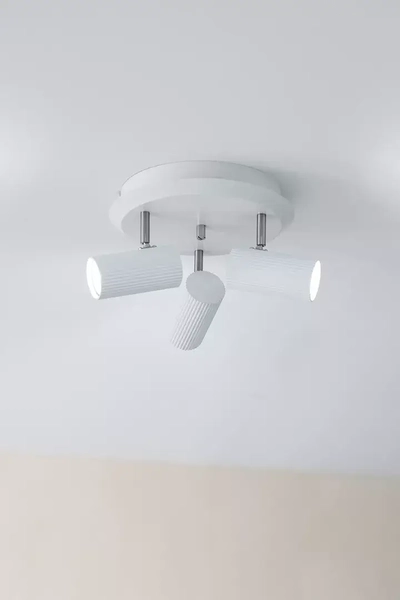 Kierunkowa lampa sufitowa Costilla do przedpokoju biała