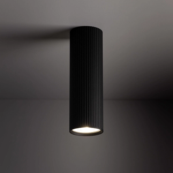 Podłużna lampa nasufitowa Tune 10024 prążkowana do holu czarna