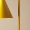 Żółta lampa podłogowa Form Floor 1108A14 Aldex metalowa do salonu