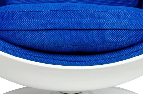 Salonowy fotel stojący Ball z niebieską poduszką biały
