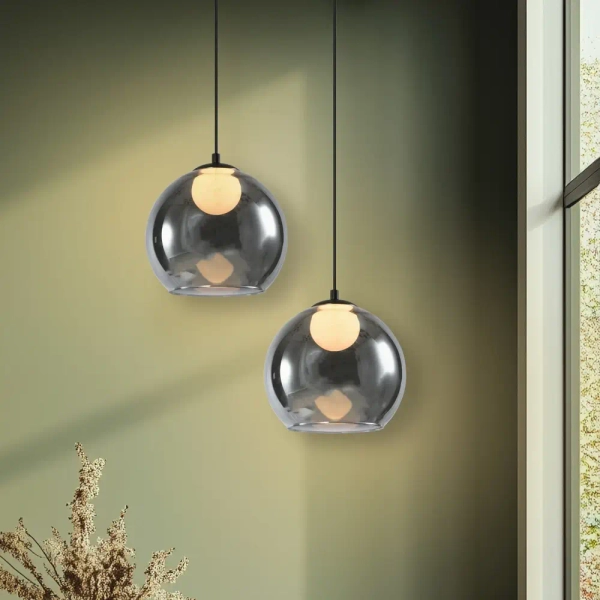 Lampa szklana wisząca nad wyspę Brin 31-38333 ball do sypialni przydymiona