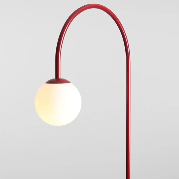 Zaokrąglona podłogowa lampa Una 1116A15 mleczna kula czerwony
