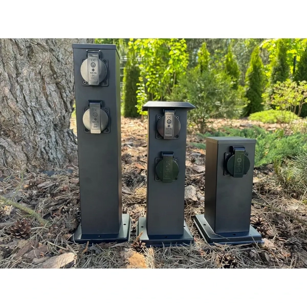 Metalowy słupek zewnętrzny Nesto 8318 SuperLED z gniazdkami IP44 czarny
